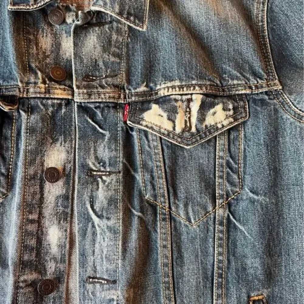 Levi’s 72334 Men’s Distressed Denim Trucker Jacket - Medium Wash (Size M)
